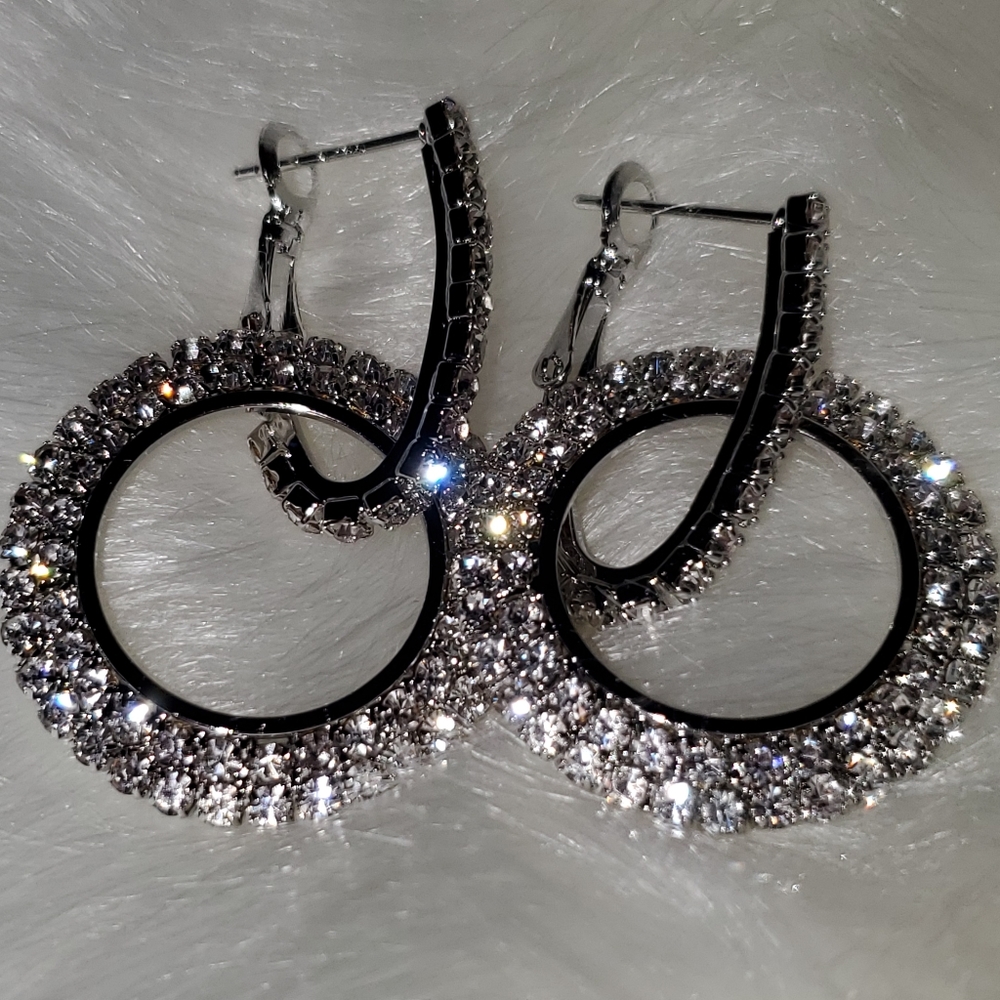 Silver pair of earrings